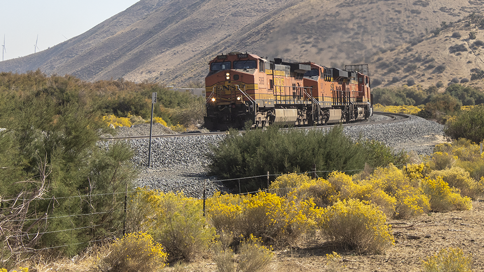 BNSF 5068N approaching Cameron Road crossing